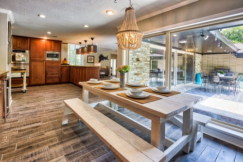 12 Armadillos Main St: 2 Houses/Steps to Dwtn/Sleeps 18/Fun outdoor space!