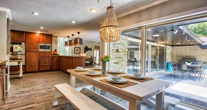 12 Armadillos Main St: 2 Houses/Steps to Dwtn/Sleeps 18/Fun outdoor space!