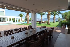 Outdoor dining - Le Blanc, Luxurious Beachfront Villa (Ermioni)
