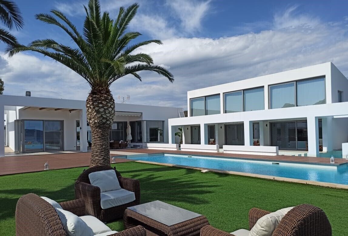 Ulkouima-allas, aurinkotuoleja