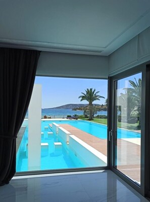 Outdoor pool, sun loungers - Le Blanc, Luxurious Beachfront Villa (Ermioni)