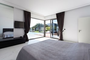 6 bedrooms, in-room safe, free WiFi, bed sheets - Le Blanc, Luxurious Beachfront Villa (Ermioni)