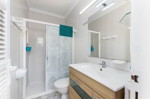 Ducha, secador de pelo y toallas