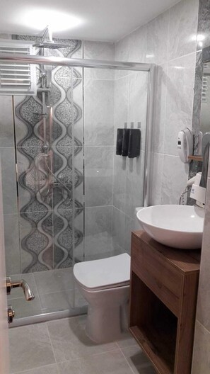 Shower, hydromassage showerhead, hair dryer, slippers - GreenPine Taksim (Istanbul)