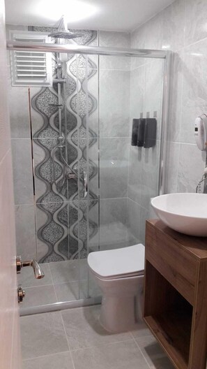 淋浴設備、水力按摩花灑、風筒、拖鞋