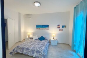 1 habitación, tabla de planchar con plancha y cuna de viaje