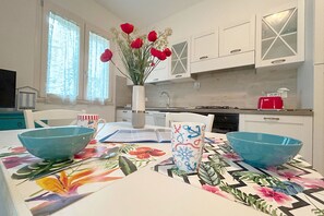 Een koelkast, een oven, een kookplaat, een vaatwasser