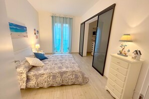 1 quarto, ferros/tábuas de passar roupa, berço de viagem