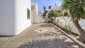A narrow alleyway with white buildings, a palm tree, and a potted plant. - Dolce Mimi - Two Bedroom House, Sleeps 4 (Pescoluse)