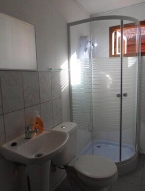 Dusche, Regendusche, kostenlose Toilettenartikel, Handtücher