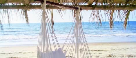 Plage privée, parasols, beach-volley