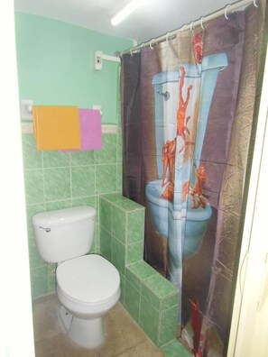 Appartement Confort | Salle de bain | Douche, serviettes fournies