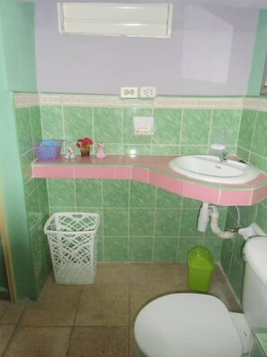 Appartement Confort | Salle de bain | Douche, serviettes fournies