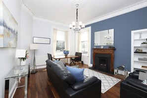 TV, offices - Fantastic New Town Flat with Shared Garden (Edinburgh)