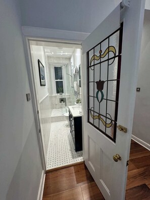 Combined shower/bathtub, hair dryer, towels - Fantastic New Town Flat with Shared Garden (Edinburgh)