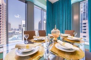 Exquisite 2 Bedroom Apartment (Fountain View) | บริการอาหารในห้องพัก