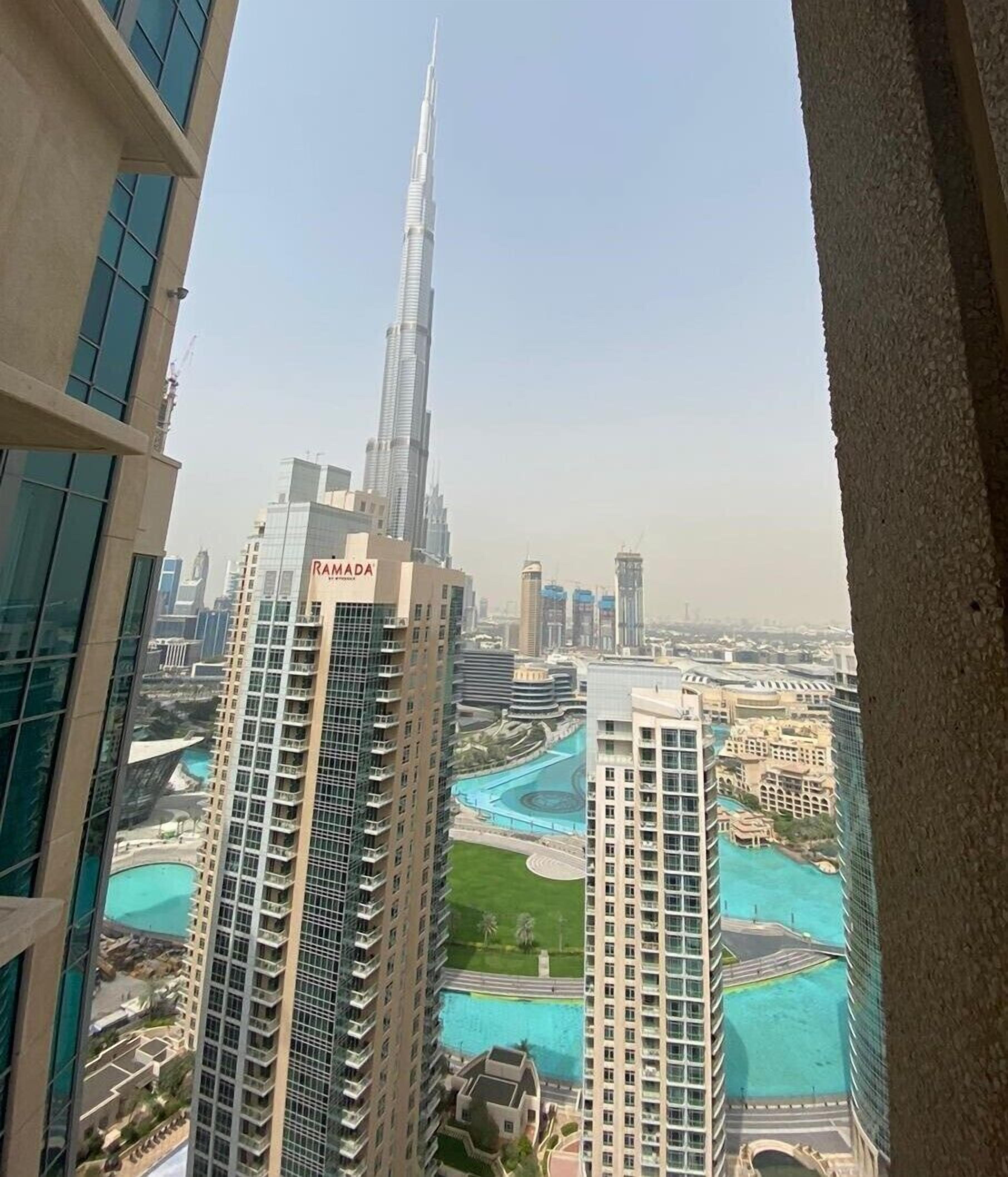 Vue sur le Burj Khalifa et les immeubles de grande hauteur qui l’entourent, dont un hôtel appelé RAMADA.