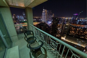 Top Floor 1 Bedroom Apartment (Partial Burj Khalifa & Fountain Views) | Balcon