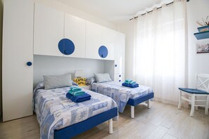 2 habitaciones, tabla de planchar con plancha y cuna de viaje 