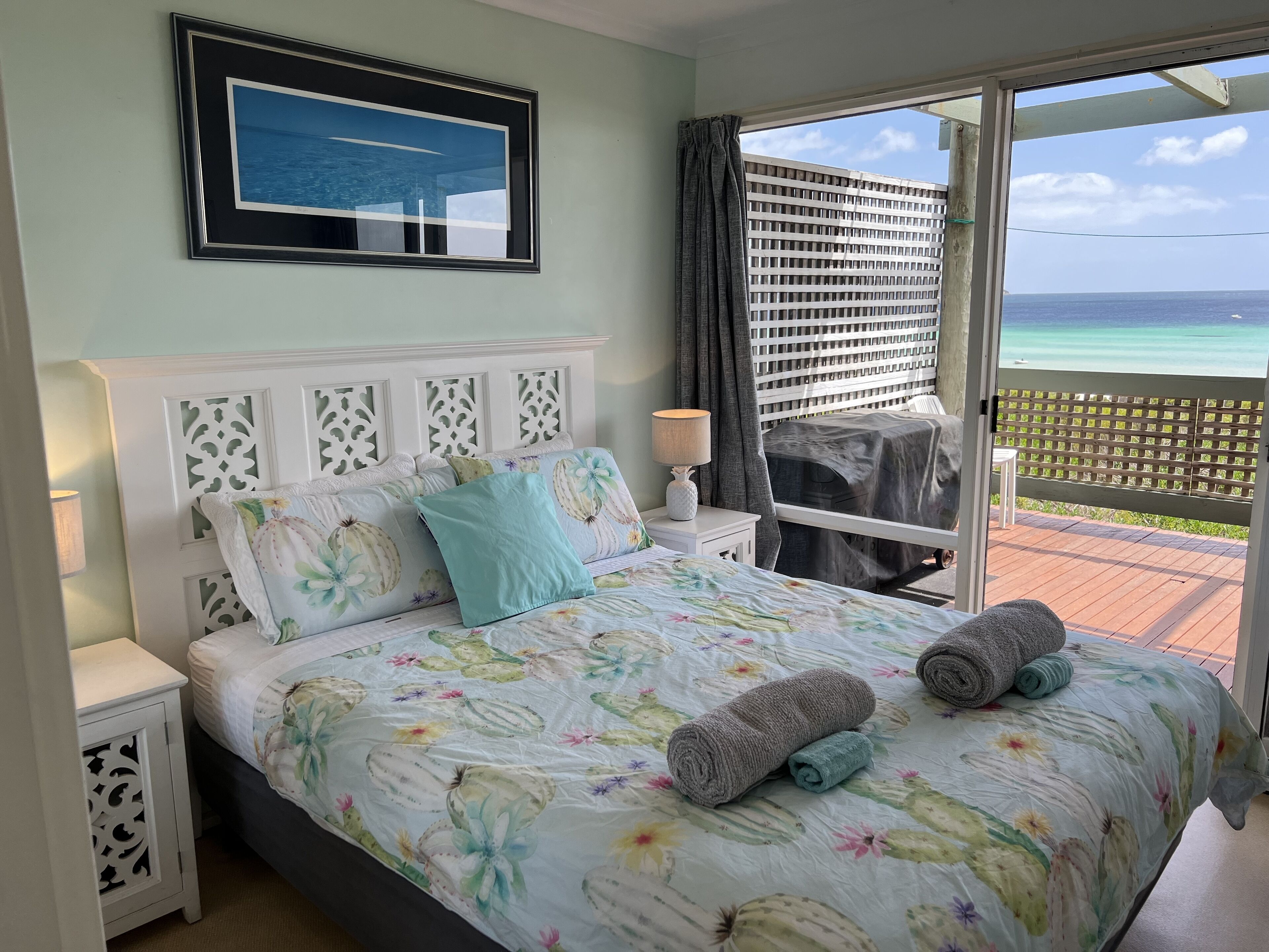 3 dormitoris, planxa i posts de planxar i un bressol de viatge 