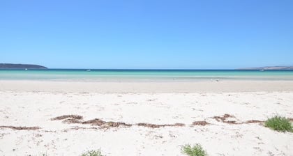 ABSOLUTE BEACHFRONT + Jolle! + KEINE STRASSE zwischen Haus und Strand !!