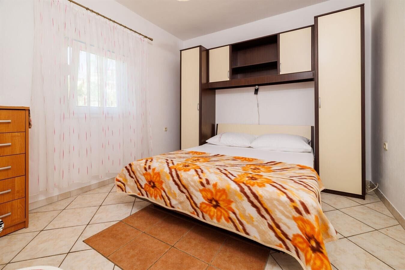 2 bedrooms, internet, bed sheets