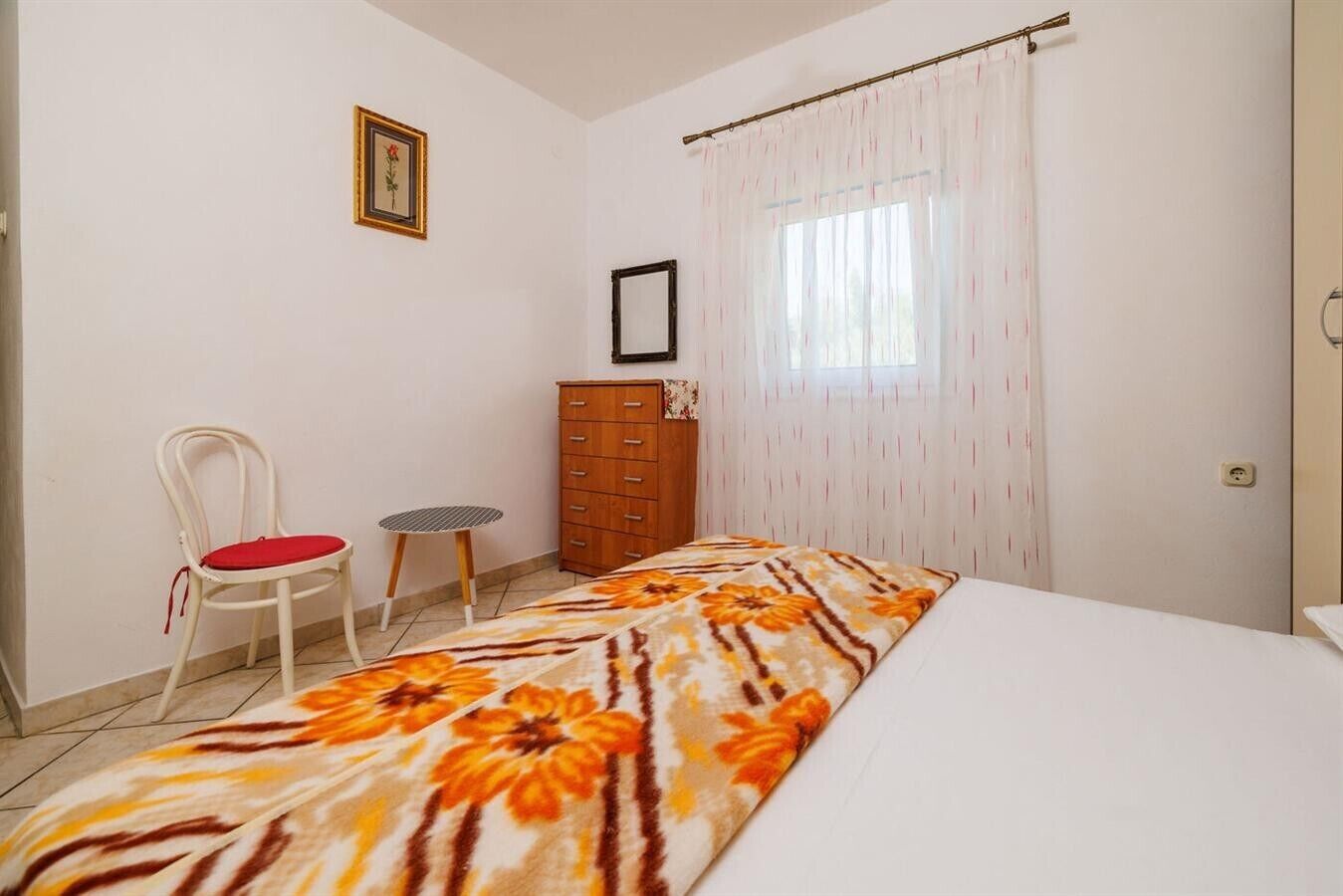 2 bedrooms, internet, bed sheets