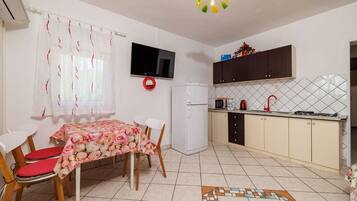Fridge, cookware/dishes/utensils