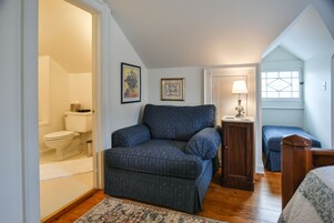 Quarto tradicional, 1 cama Queen, banheiro privativo | Edredons de pluma, camas com colchões pillow-top, Wi-Fi de cortesia