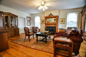 Lobby sitting area - Love Lane Bed & Breakfast (Waynesville)