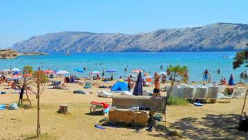 Una spiaggia nelle vicinanze