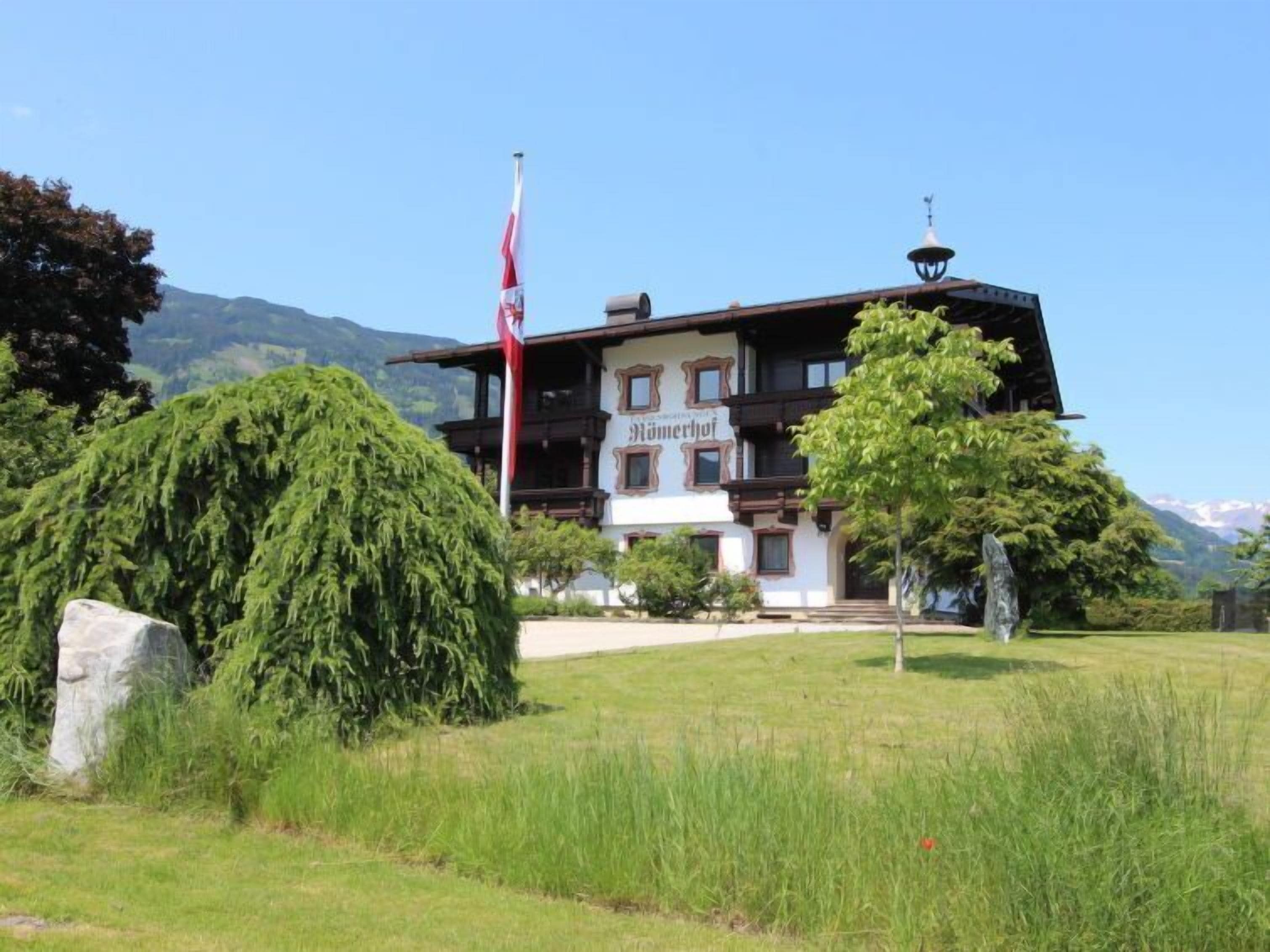 En traditionell byggnad i alpinsk stil med en skylt som visar texten ”Damerhof”.