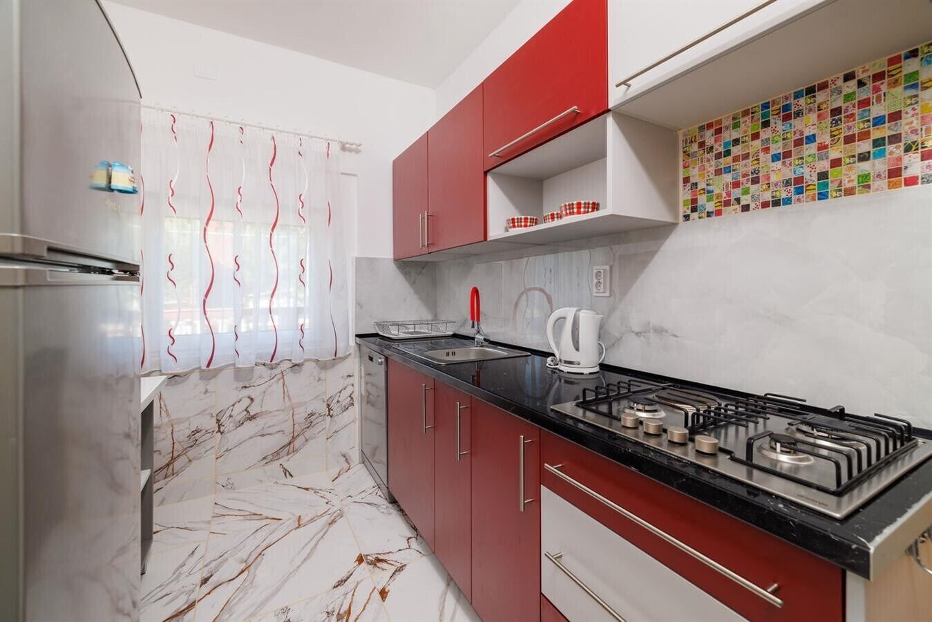 Kylskåp, ugn och grytor/köksredskap