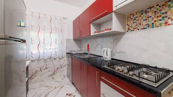 Kylskåp, ugn och grytor/köksredskap