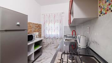 Kühlschrank, Ofen, Kochgeschirr/Geschirr/Besteck