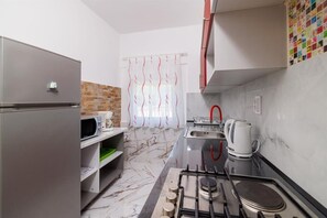 Fridge, oven, cookware/dishes/utensils