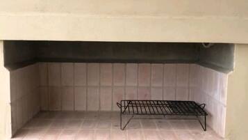Un horno de ladrillo con una rejilla metálica en su interior.