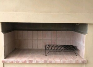 A brick oven with a metal rack inside. - Casa Nebel - Duplex (Concordia)