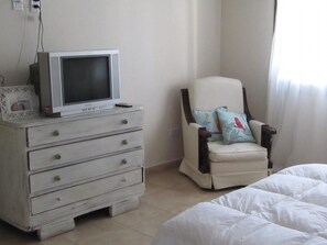 Family Townhome | 2 bedrooms, blackout drapes, rollaway beds, free WiFi