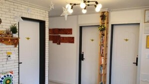 Una sala de estar moderna con una mesa de centro de madera, una estantería y una pared de ladrillo blanco.