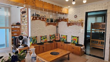 Casa bรกsica (Magiclamp) | รrea de sala de estar | Televisiรณn de pantalla plana y piso con calefacciรณn