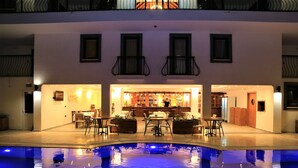 Un área de piscina con bar y asientos.