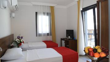 Superior Suite | Peralatan tempat tidur premium, bar mini, peti besi dalam bilik