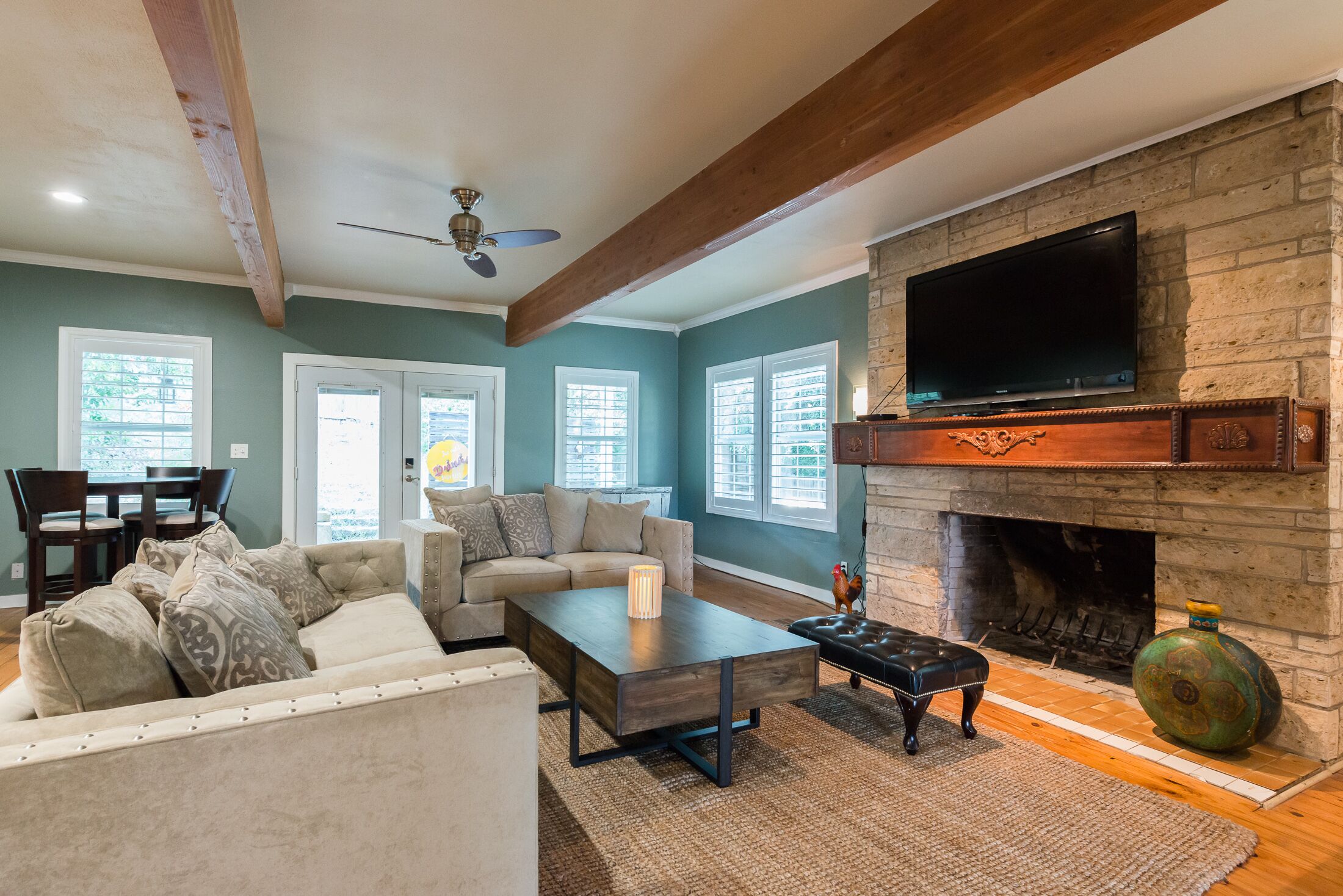 Una televisión, una chimenea, Netflix, servicios de streaming