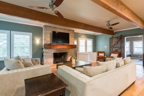 TV, caminetto, Netflix, servizi in streaming