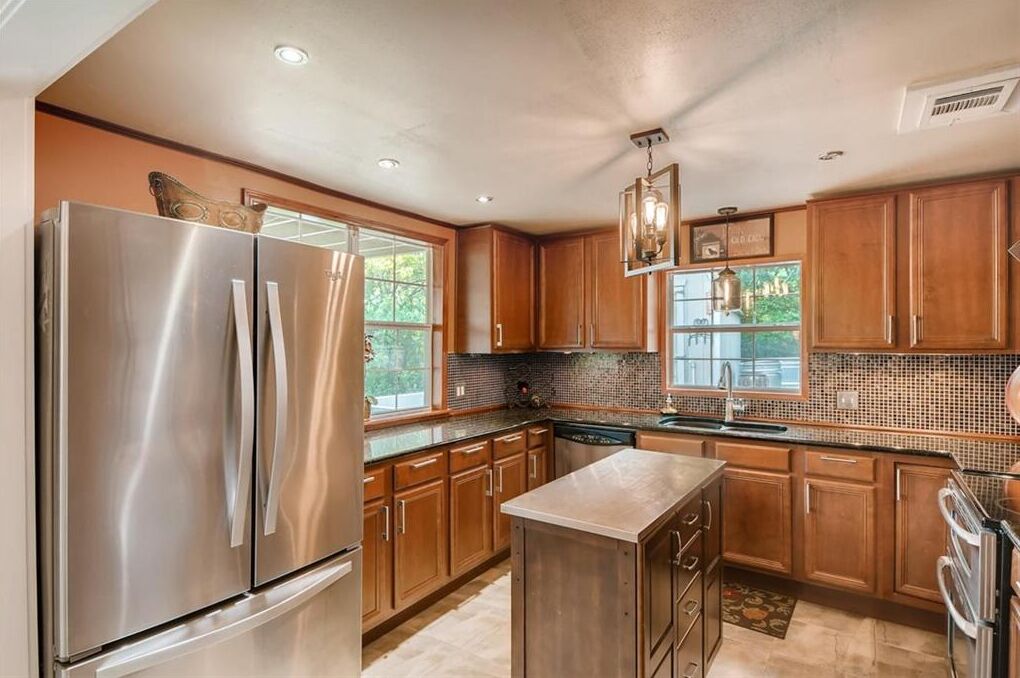 Frigorífico, microondas, horno y placa de cocina