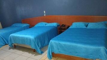 Habitación familiar, varias camas | Tabla de planchar con plancha, wifi gratis y ropa de cama