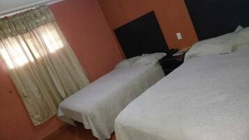 Habitación cuádruple | Tabla de planchar con plancha, wifi gratis y ropa de cama