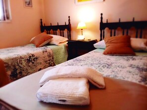 1 habitación, cortinas blackout y tabla de planchar con plancha 