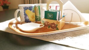 A tray with a mug, a teapot, and a box of tea bags. - Buenos Aires 212 (Salta)